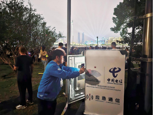 开幕式当晚，大量人群涌入观看开幕式和灯光秀