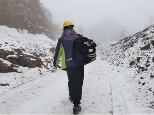 四川电信工程师正徒步在寒风凛冽的山区，到预