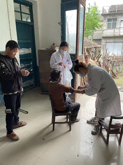 中国电信驻木里垸工作队组织免费体检