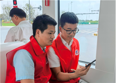 肖亚是标准的85后，但是已经在移动通信领域一线
