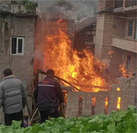 见义一身正气，勇为光彩照人