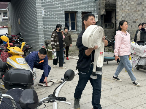 协助灭火“勇出手”