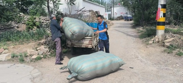 中国电信装维工程师救助翻车老人
