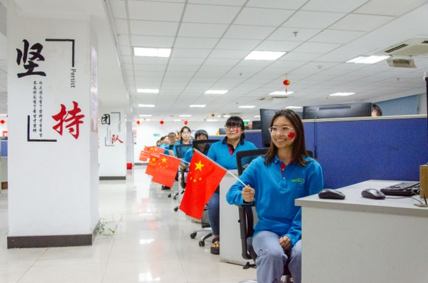 有一种画面叫“我与国旗同框”，有一种坚守叫