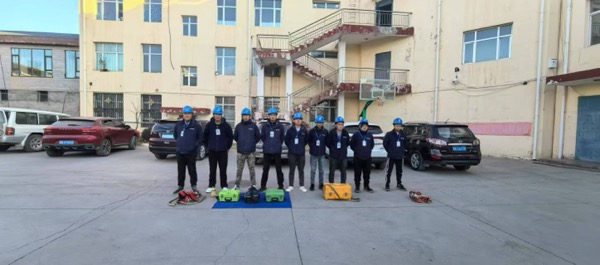 囊谦分公司装维人员在晨曦中不惧寒暑，爬杆布