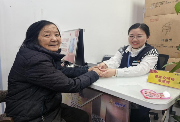 寒风凛冽的冬日清晨，年逾八旬的何阿姨因遇到