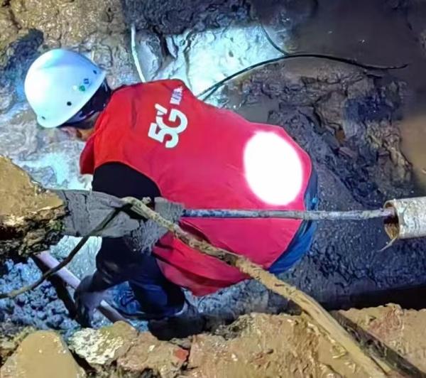 暗夜微光，中国电信工程师跪地探井，守护通信