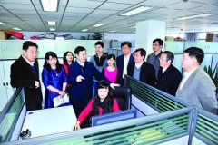 杨杰看望慰问人民邮电报社编辑记者 向电信员工